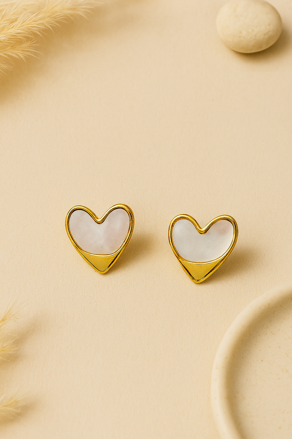 Pearl Kiss – Heart Shell Studs